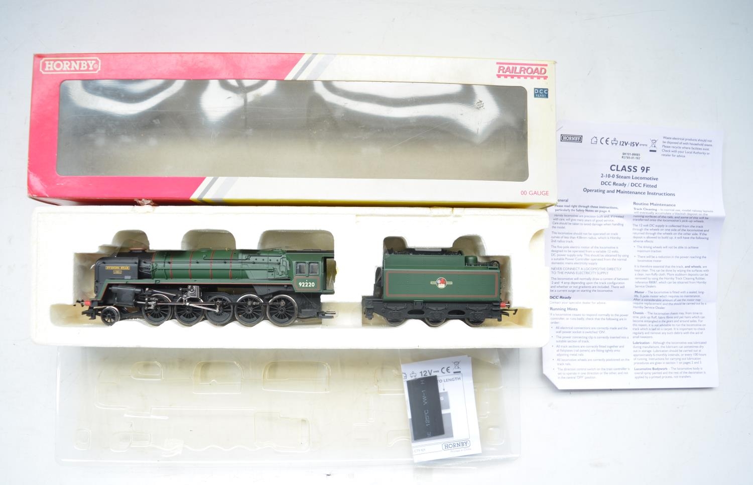 Boxed Hornby OO gauge BR Green 9F 92220 Evening Star electric locomotive with tender (R2785), DCC
