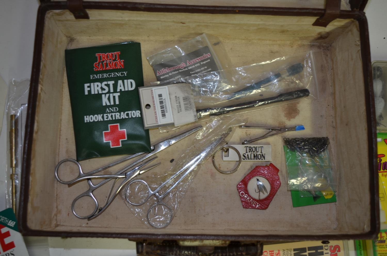 Collection of fishing related tools and accessories, includes forceps, an Orvis knot tyer, hook - Image 5 of 6