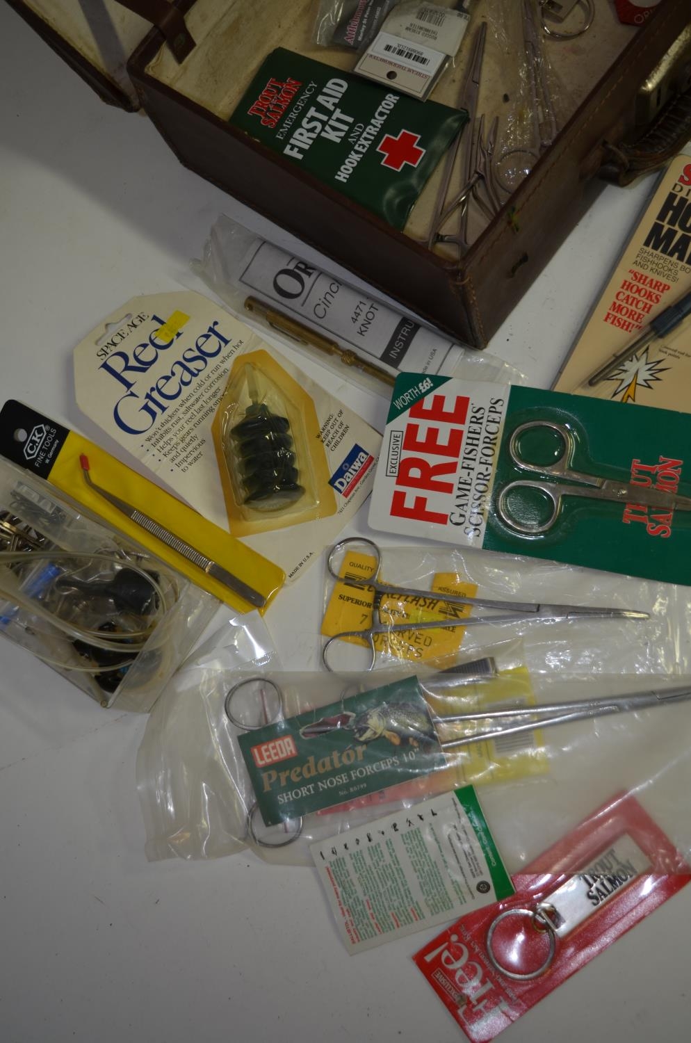 Collection of fishing related tools and accessories, includes forceps, an Orvis knot tyer, hook - Image 2 of 6