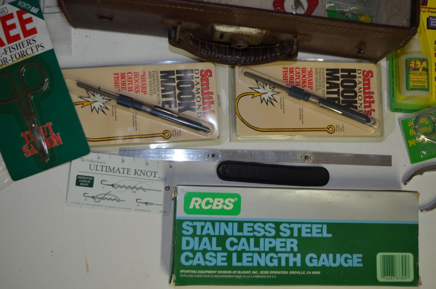 Collection of fishing related tools and accessories, includes forceps, an Orvis knot tyer, hook - Image 4 of 6