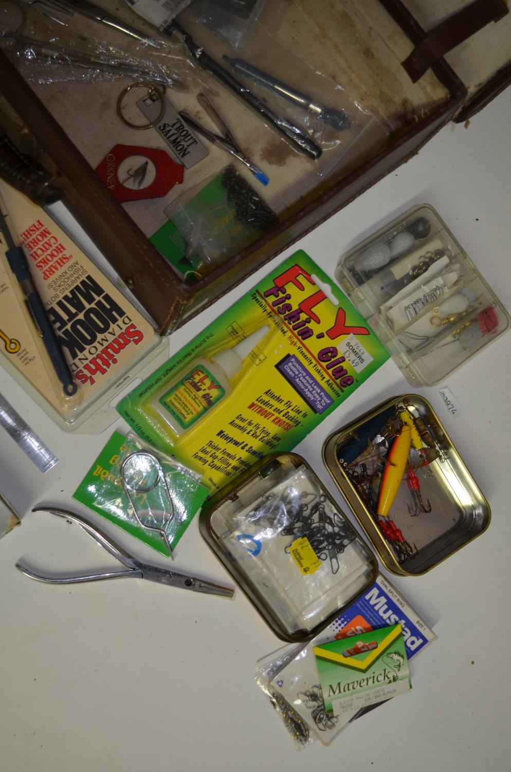 Collection of fishing related tools and accessories, includes forceps, an Orvis knot tyer, hook - Image 3 of 6