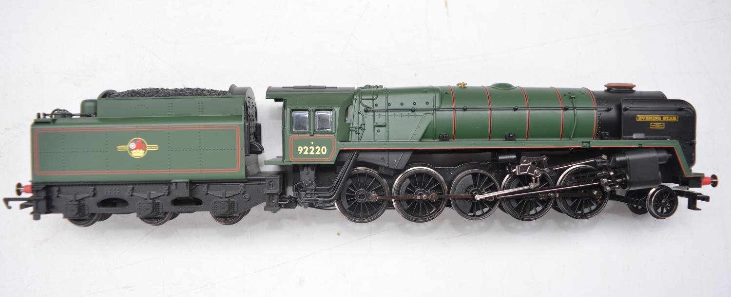 Boxed Hornby OO gauge BR Green 9F 92220 Evening Star electric locomotive with tender (R2785), DCC - Image 3 of 4