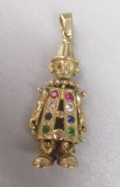 9ct yellow gold articulated clown pendant set with coloured stones, stamped 375, L3.25cm, 5.3g