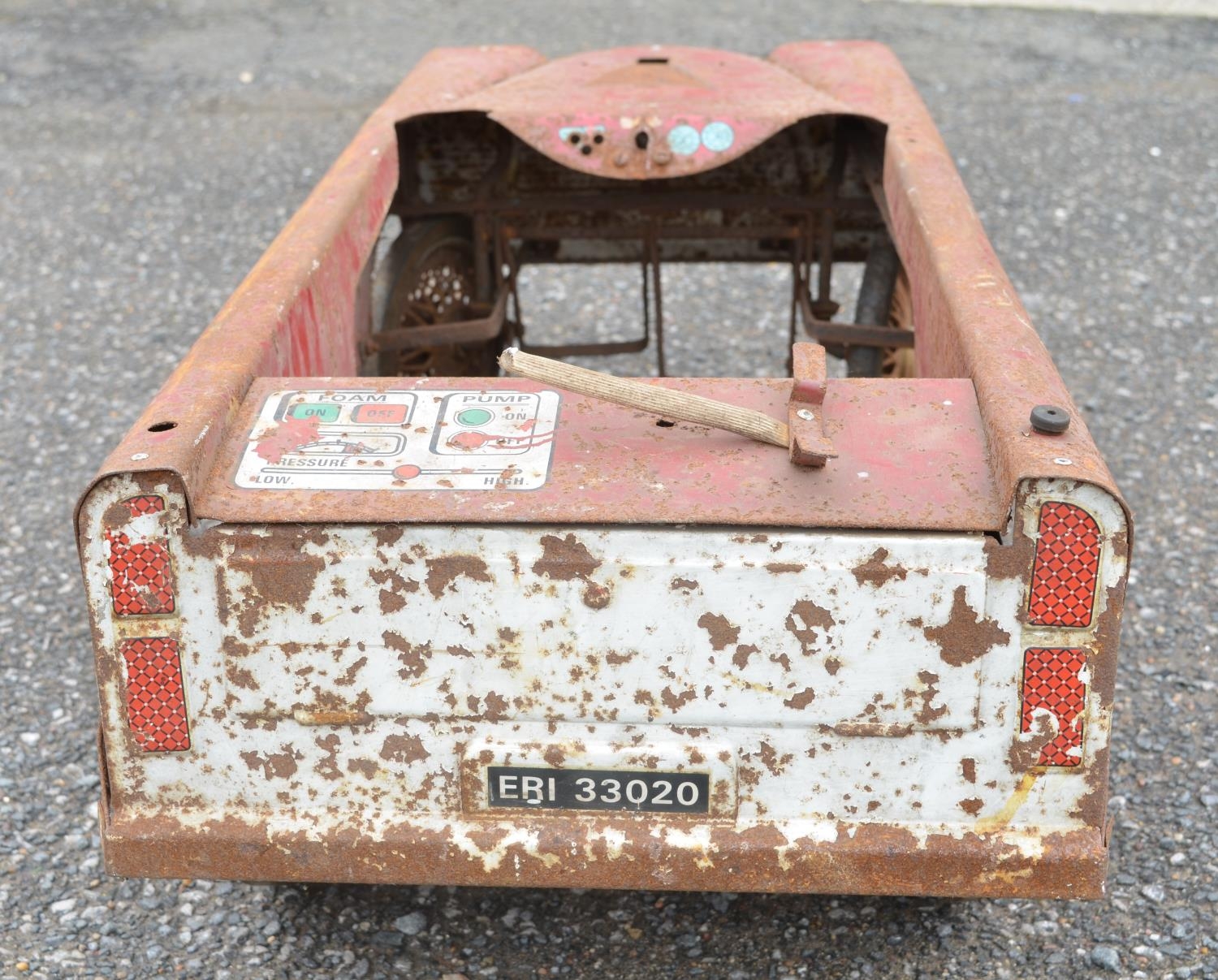 Vintage Mobo "Fire Chief" pressed steel child's pedal car (in need of restoration). Pedal function - Image 5 of 10
