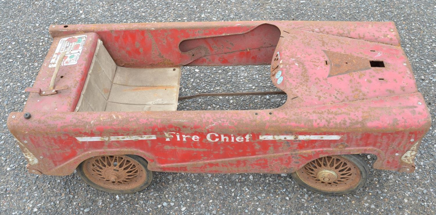 Vintage Mobo "Fire Chief" pressed steel child's pedal car (in need of restoration). Pedal function - Image 4 of 10