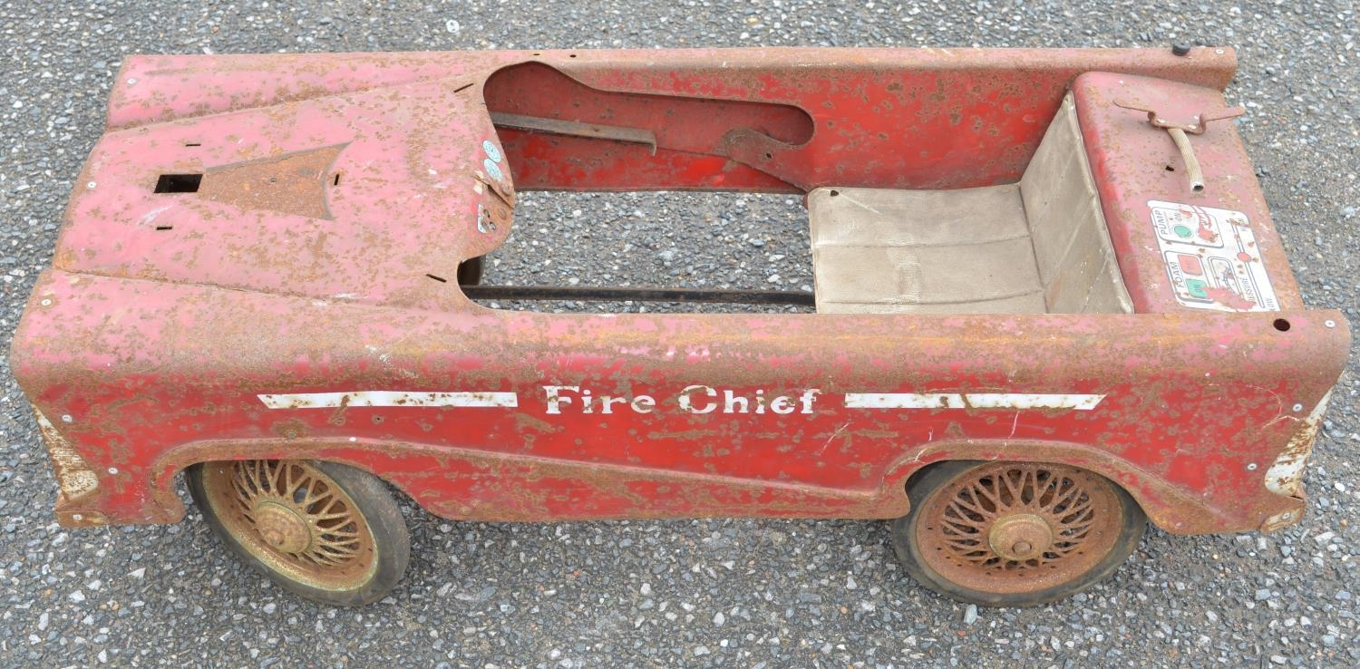 Vintage Mobo "Fire Chief" pressed steel child's pedal car (in need of restoration). Pedal function - Image 3 of 10