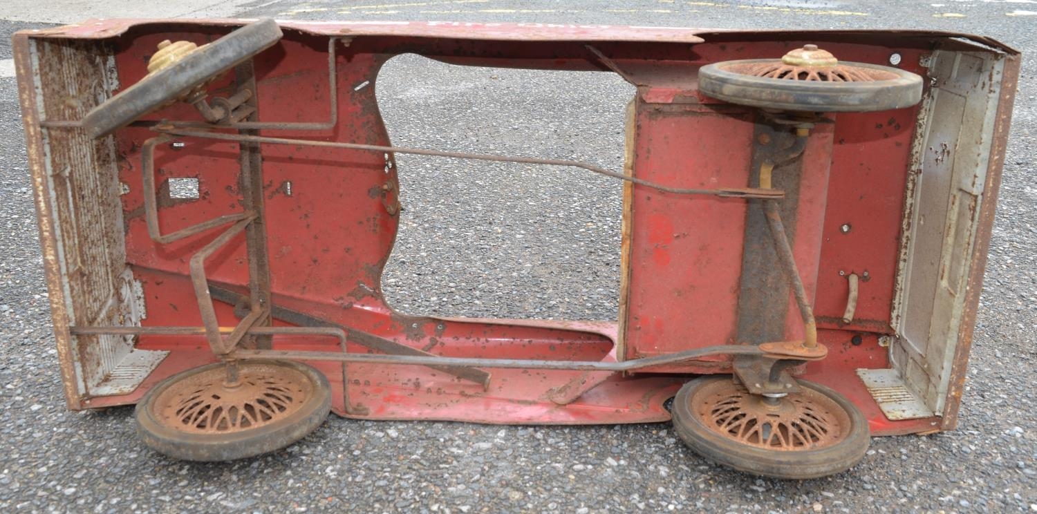 Vintage Mobo "Fire Chief" pressed steel child's pedal car (in need of restoration). Pedal function - Image 9 of 10
