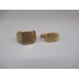 9ct yellow gold square signet ring, stamped JJN, on textured shoulders, stamped 375, size S, and