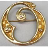 ER.II 9ct yellow gold circular brooch with makers mark SS, stamped 375, 11.9g