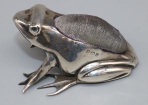 Edward V11 hallmarked silver novelty seated frog pin cushion, possibly Robert Pringle & Sons