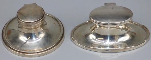 George V hallmarked silver Art Deco oval capstan inkwell, with hinged cover on stepped base, maker