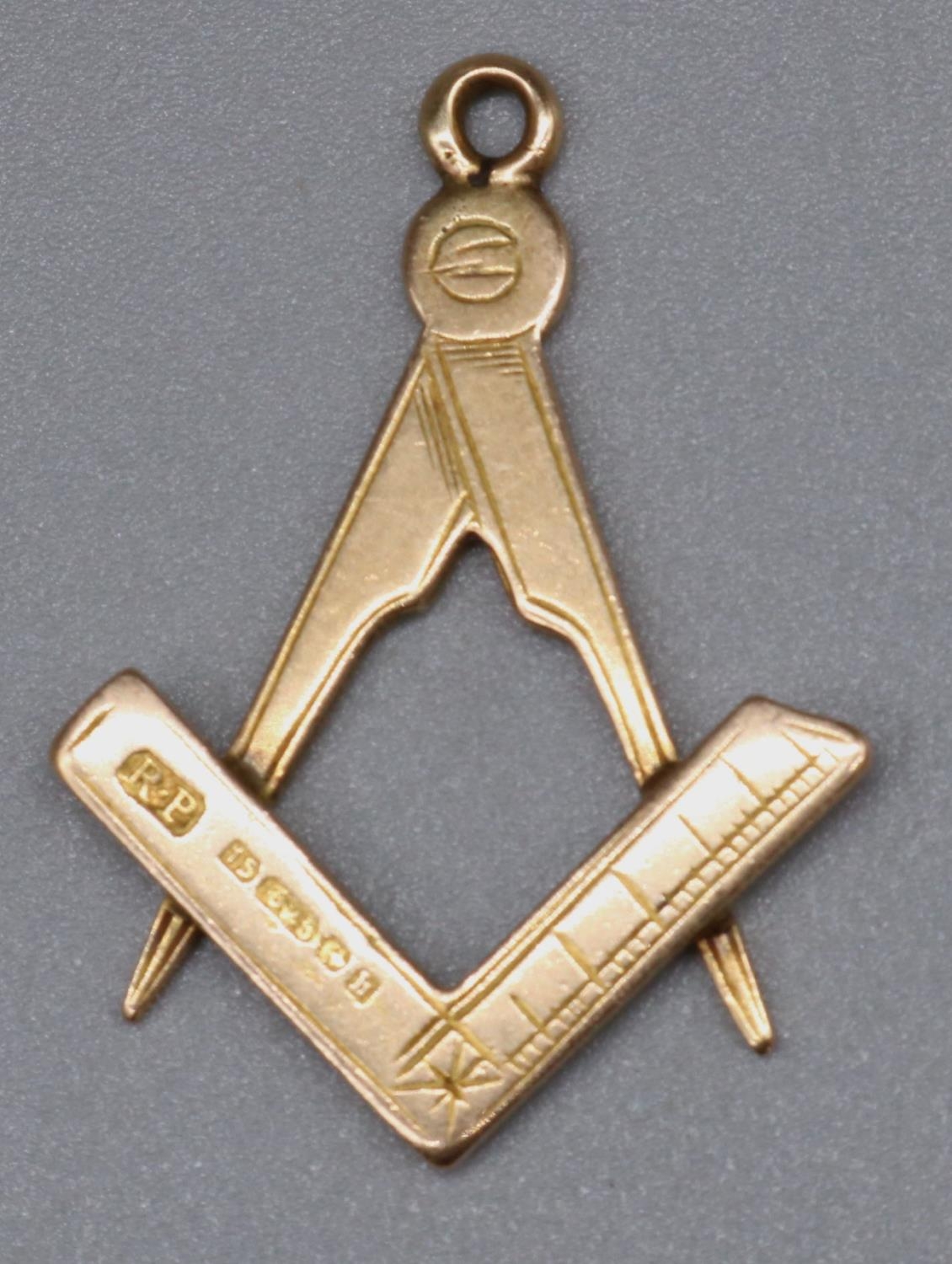 15ct gold hallmarked Masonic Square and Compass pendant with engraved detail, L3.5cm 4.3g - Image 2 of 2