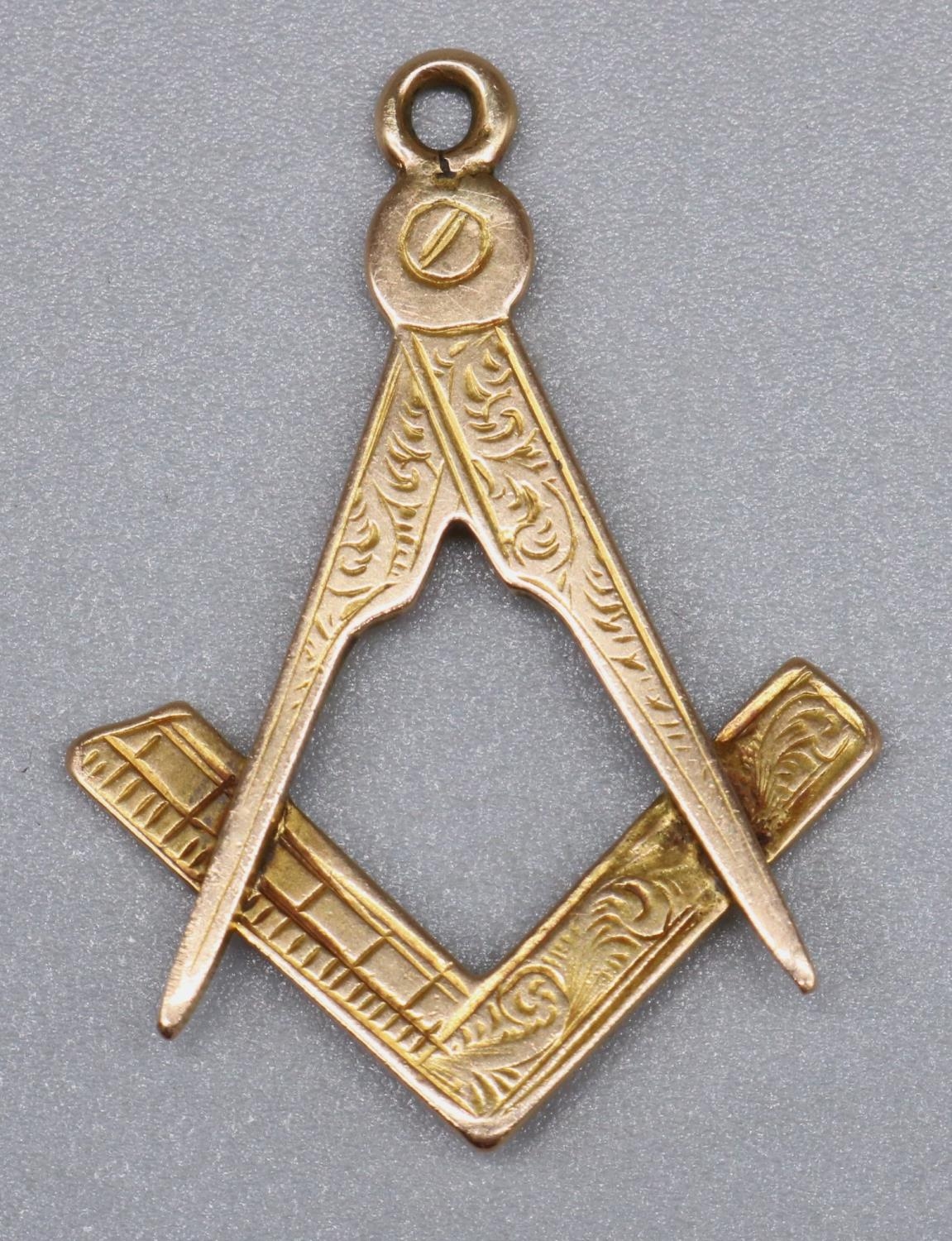 15ct gold hallmarked Masonic Square and Compass pendant with engraved detail, L3.5cm 4.3g