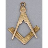 15ct gold hallmarked Masonic Square and Compass pendant with engraved detail, L3.5cm 4.3g