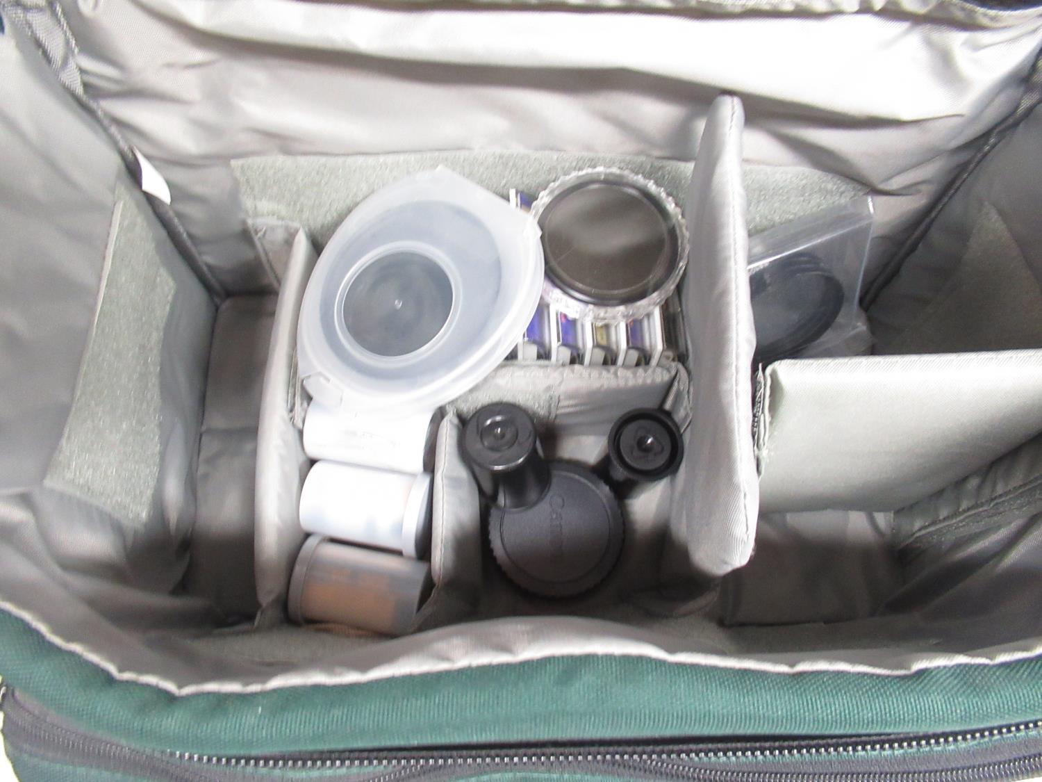 Canon EOS 3 with 28-105mm Ultrasonic lens and a photographers carry bag cont. flashes, lens cleaner, - Image 4 of 4