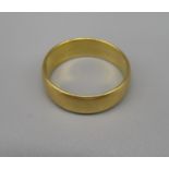 22ct yellow gold wedding band, stamped 22, size N1/2, 6.1g