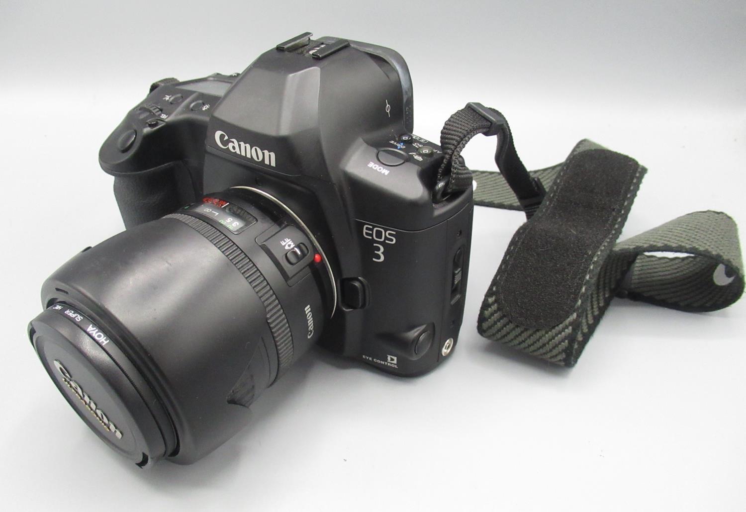 Canon EOS 3 with 28-105mm Ultrasonic lens and a photographers carry bag cont. flashes, lens cleaner, - Image 2 of 4