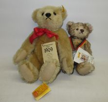 Steiff 1909 replica teddy bear, with tags, H32cm and a 2002 Deutschlandbar, H22cm