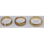 9ct yellow gold band ring in the form of a belt, size M, and two plain 9ct gold bands, 1 A/F, 8.5g