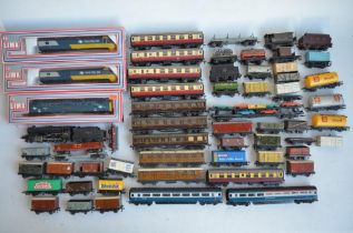Collection of previously used OO gauge electric train models, wagons and accessories to include a