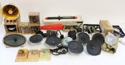 Selection of misc. accessories and parts incl. handsets, speakers, miniature radios etc (qty)