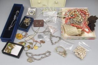Wooden jewellery box containing costume jewellery, including a yellow metal brooch with Greek urn