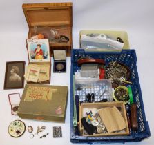 Mixed lot incl. costume jewellery, lock keys, Kensitas national flags cigarette cards, Stratton