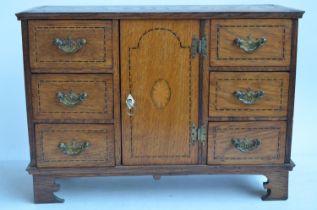 Attractive small inlaid oak cabinet, W47.2xD18.8xH33.4cm