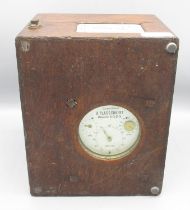 Constateur Plasschaert Freres, Wachtebeke, Belgique - C20th oak cased pigeon clock, serial no. 12966