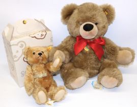Steiff/Danbury Mint teddy bear: 1902-2002 Centenary Bear, H28cm, with centenary medallion on