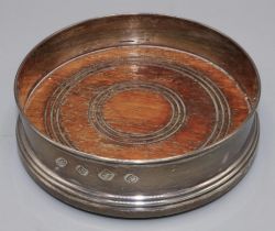 ERII hallmarked silver wine coaster by W I Broadway & Co, Birmingham,1979, D12cm