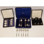 Group of C20th hallmarked silver spoons, comprising a set of six Viner's teaspoons, Sheffield