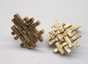 Pair of 9ct yellow gold cufflinks with overlapping abstract decoration, stamped 375, 11.4g