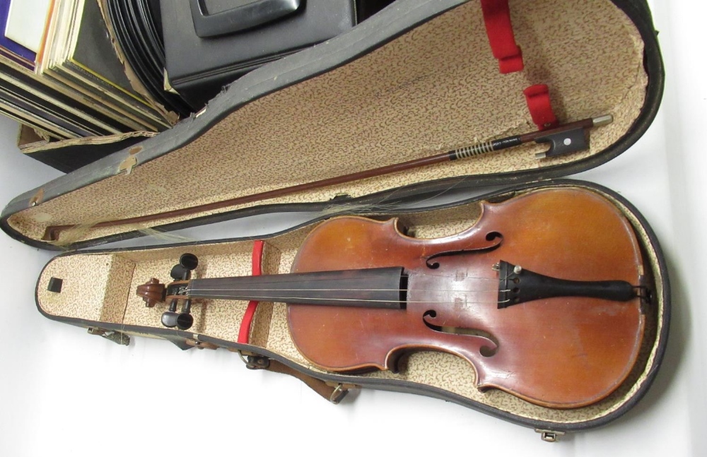 Unnamed cased violin with bow, and a collection of 45's, 78's and vinyl LPs predominantly - Image 2 of 2