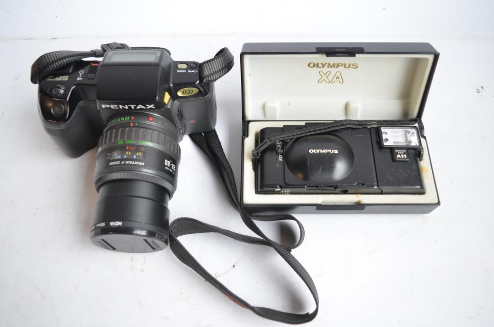 Collection of 35mm film cameras and accessories to include an Olympus OM10 SLR with Olympus 28mm, - Image 3 of 8