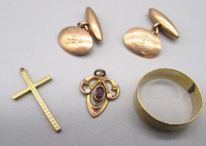 9ct yellow gold cross pendant, a pair of 9ct gold engraved cufflinks, a 9ct gold pendant set with