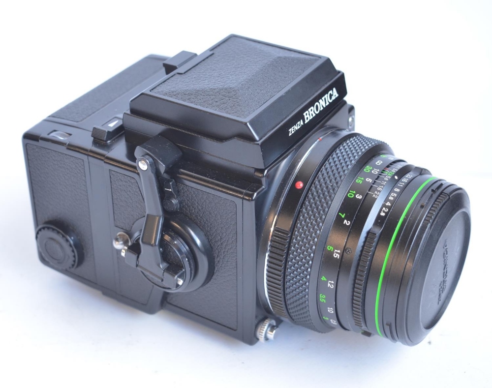 Bronica Zenza ETRS medium format camera with a range of accessories to include Speed Grip, a Bronica - Image 3 of 5