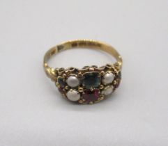 18ct yellow gold ring set with pearls and green and red glass, stamped 18, size S, 3.5g