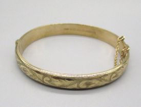 9ct yellow gold hinged bangle with bright cut decoration stamped 375, 10.6g