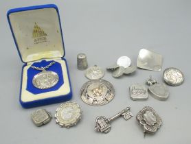 Silver and white metal jewellery and small trinkets incl. thimble, pendants, Mexican
