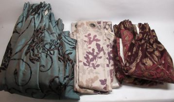 Collection of curtains of various sizes and designs, with some offcuts of fabric (approx. 20 in 5