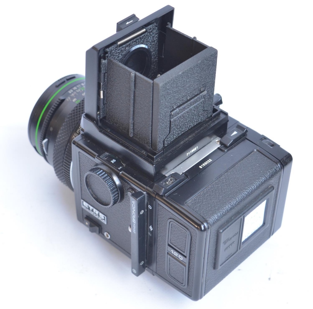 Bronica Zenza ETRS medium format camera with a range of accessories to include Speed Grip, a Bronica - Image 4 of 5