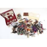 Costume jewellery incl. hair clasps, beaded necklaces, small trinkets etc. (qty)