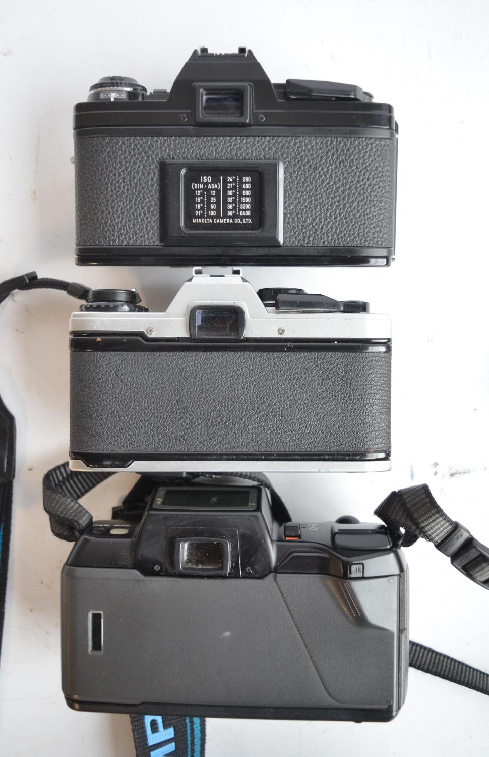 Collection of 35mm film cameras and accessories to include an Olympus OM10 SLR with Olympus 28mm, - Image 7 of 8