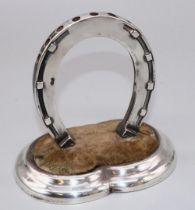 Edward V11 hallmarked silver horseshoe hat pin stand pierced for nine pins, shaped oval weighted