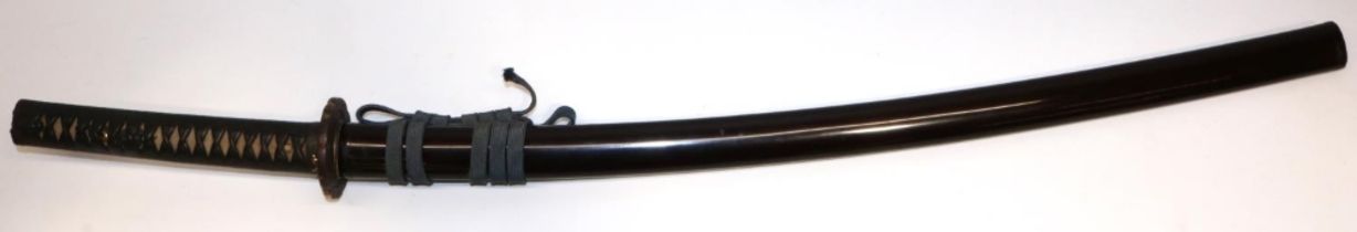 Japanese katana with Koto period blade (16th century) blade length 61.5cm, mino school, black