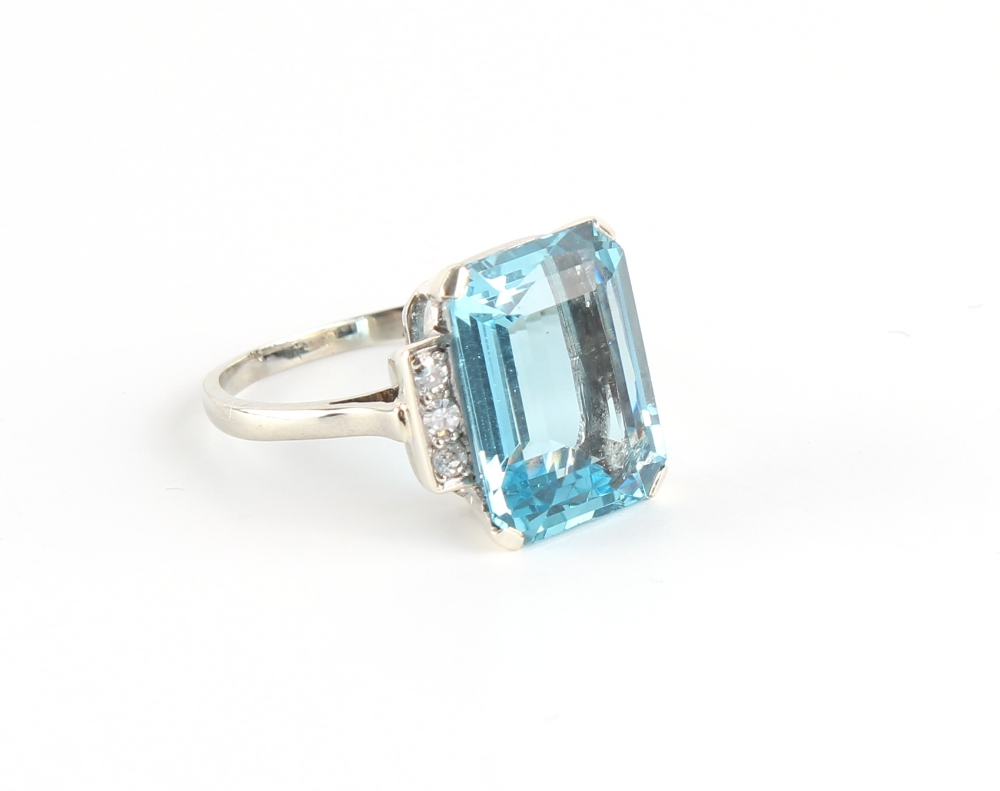A good Art Deco style aquamarine & diamond ring, the vibrant blue octagonal cut aquamarine - Image 2 of 2