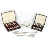 Property of a lady - a mixed lot of silver comprising a pair of Edwardian fish servers, London 1905,