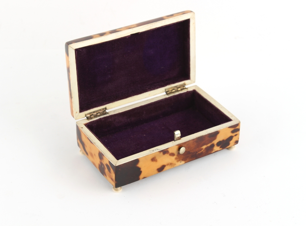 Property of a lady - an early 20th century tortoiseshell & mother-of-pearl box, 4ins. (10.2cms.) - Image 4 of 4