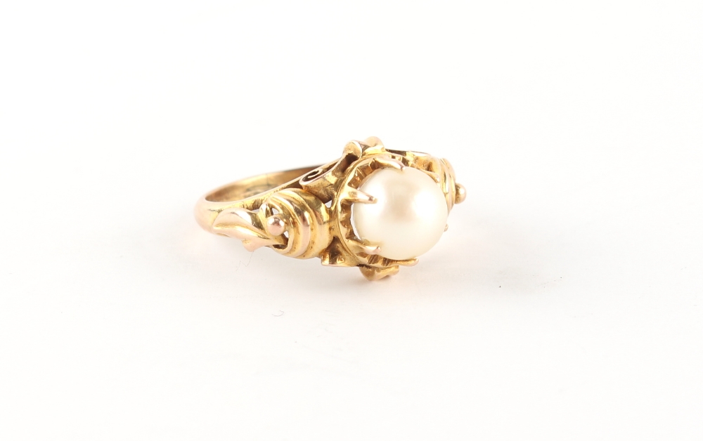 A 14ct yellow gold single pearl ring, in ornate claw setting, approximately 3.6 grams, size L/M.